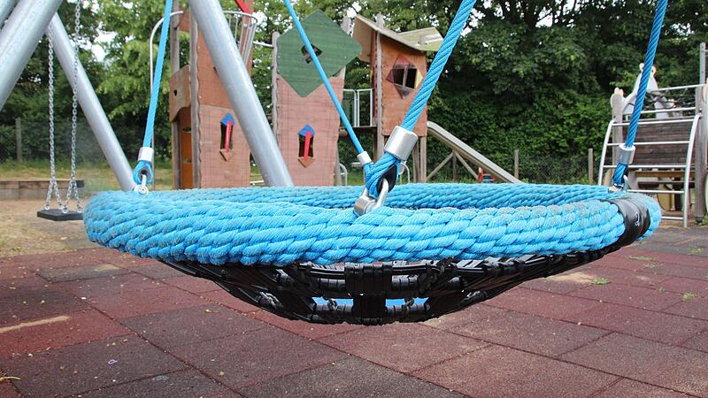 Die Bürger schaukeln die Verbesserungen selbst:  Dieser Vorschlag aus dem Bürgerhaushalt ist schon umgesetzt. Der Spielplatz Augraben in Forchheim hat mit der neuen Nestschaukel nun auch ein Angebot für Kleinkinder.Forchheim & Fränkische Schweiz