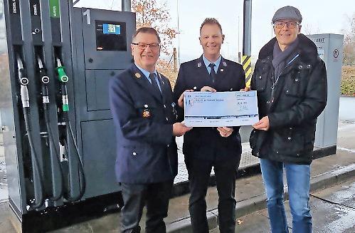 Thomas Zimmermann (Erster Vorsitzender) und Christoph Zimmermann (Erster Kommandant) von der Freiwilligen Feuerwehr Mainleus nahmen dankend die Spende von Bernd Bittermann der Firma Wata in Mainleus entgegen (von links). Thomas Zimmermann (Erster Vorsitzender) und Christoph Zimmermann (Erster Kommandant) von der Freiwilligen Feuerwehr Mainleus nahmen dankend die Spende von Bernd Bittermann der Firma Wata in Mainleus entgegen (von links).