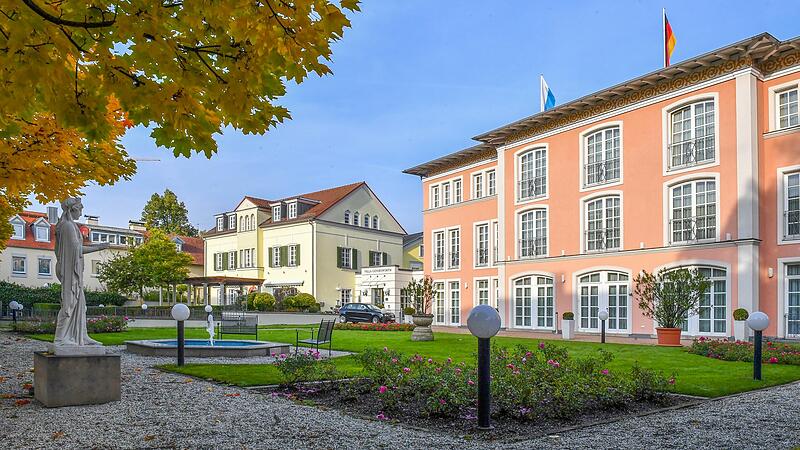 Beim Vorbeifahren von der Geyerswörthstraße aus kaum zu sehen: Das Hotel Villa Geyerswörth mit der Brasserie La Villa (helles Gebäude links).