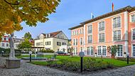 Beim Vorbeifahren von der Geyerswörthstraße aus kaum zu sehen: Das Hotel Villa Geyerswörth mit der Brasserie La Villa (helles Gebäude links).