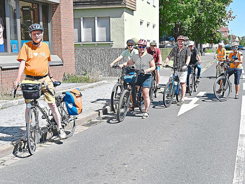 Frank Wessel (l.) vom ADFC Forchheim führt die Radtour mit der Oberbürgermeisterin an. Frank Wessel (l.) vom ADFC Forchheim führt die Radtour mit der Oberbürgermeisterin an.