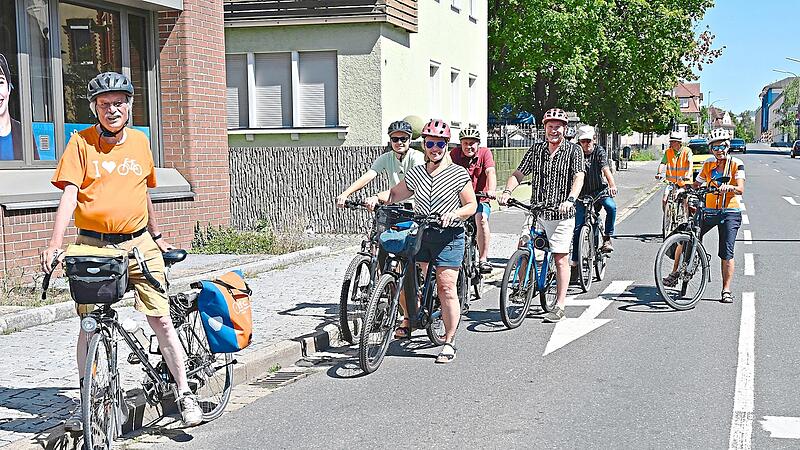 Frank Wessel (l.) vom ADFC Forchheim führt die Radtour mit der Oberbürgermeisterin an. Frank Wessel (l.) vom ADFC Forchheim führt die Radtour mit der Oberbürgermeisterin an.