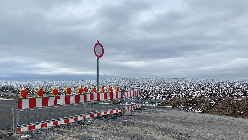 Auf diesem Acker bei Poppenlauer will sich ein internationaler Nutzfahrzeughersteller ansiedeln. Jetzt haben Bürgermeister Matthias Klement und Entwickler Patrick Bindrum Fakten genannt. Nur der Name wird öffentlich noch verschwiegen.