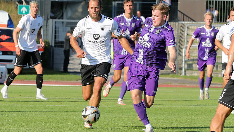 Kristian B&ouml;hnlein (links) f&uuml;hrte den FC Schweinfurt als Kapit&auml;n aufs Feld. Luis Schneider und die Bamberger lie&szlig;en den Drittligisten aber lange zittern.