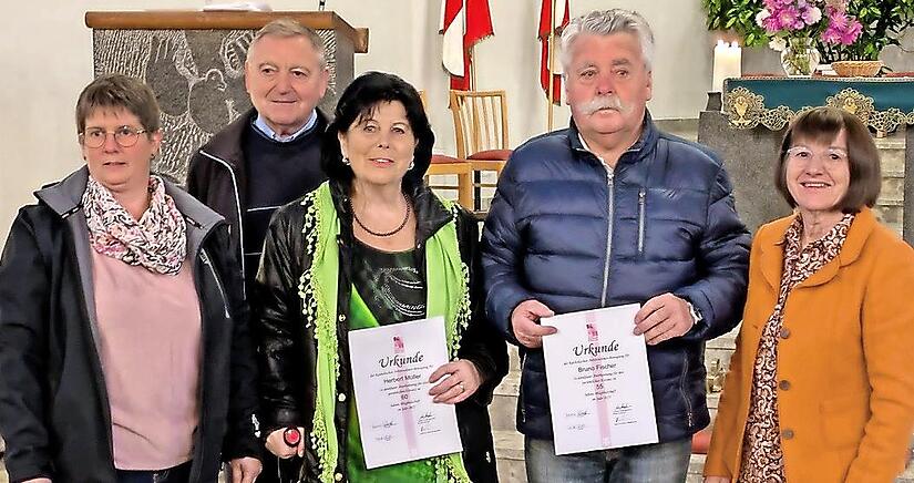 Im Bild zu sehen sind (v.l.) KAB-Vorsitzende Yvonne Wietasch, Pfarrvikar Norbert Lang, Brunni M&uuml;ller, Bruno Fischer und C. Zenk.