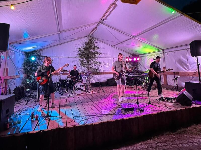 Die Partyband „Fellow men“ heizte der Menschenmenge ordentlich ein. Getanzt wurde bis in die Morgenstunden.