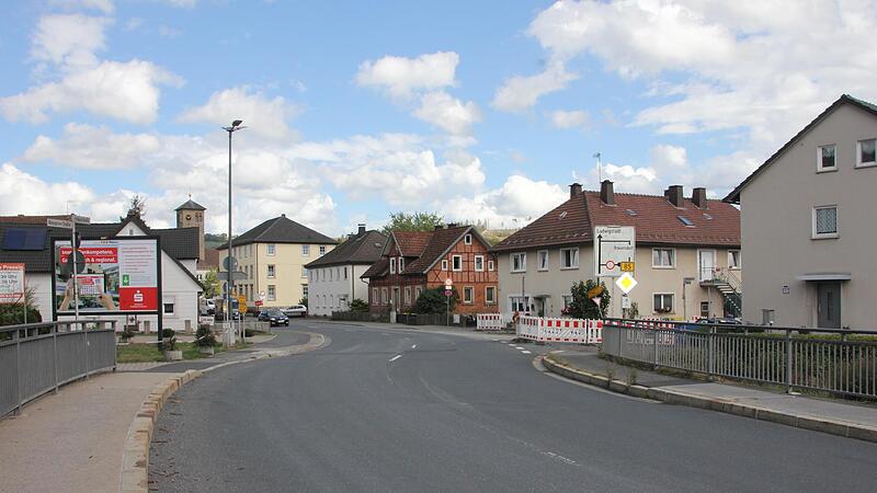 Rund 8000 Fahrzeuge fahren t&auml;glich durch Pressig. Mit der Erneuerung des Oberbaus bei der Ortsdurchfahrt soll auch zum L&auml;rmschutz der B&uuml;rger eine l&auml;rmmindernde Asphaltdecke angebracht werden.