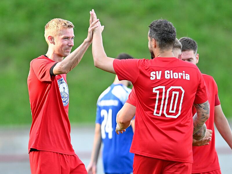 Dominik Zametzer (links)  und  Patrick Hagen &minus; hier gegen Kirchehrenbach &minus;  haben mit dem SV Gloria Weilersbach gegen Poxdorf eine beeindruckende Aufholjagd hingelegt.Forchheim & Fr&auml;nkische Schweiz