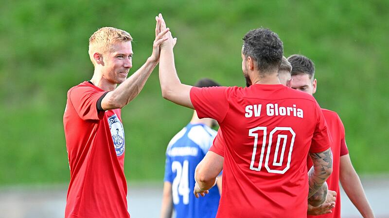 Dominik Zametzer (links)  und  Patrick Hagen &minus; hier gegen Kirchehrenbach &minus;  haben mit dem SV Gloria Weilersbach gegen Poxdorf eine beeindruckende Aufholjagd hingelegt.Forchheim & Fr&auml;nkische Schweiz