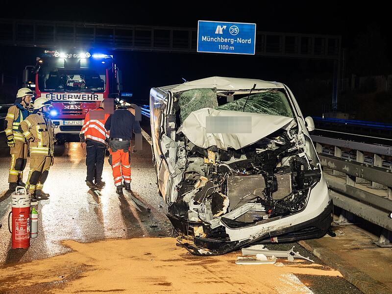 Kleinbus kollidiert mit Wohnmobil - Acht Verletzte auf A9 Kleinbus kollidiert mit Wohnmobil - Acht Verletzte auf A9