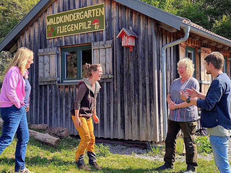 Stolz auf ihren Waldkindergarten Fliegenpilz sind Gründungsmitglied Evi Füller (von links), die neue Leiterin Annika Seubert, ihre langjährige Amtsvorgängerin Vera Wilm und Vereinsvorstand Clemens Schmitt