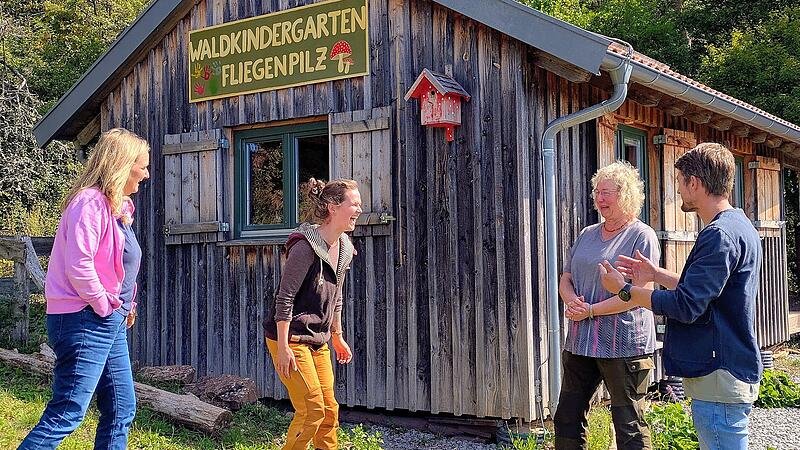 Stolz auf ihren Waldkindergarten Fliegenpilz sind Gr&uuml;ndungsmitglied Evi F&uuml;ller (von links), die neue Leiterin Annika Seubert, ihre langj&auml;hrige Amtsvorg&auml;ngerin Vera Wilm und Vereinsvorstand Clemens Schmitt