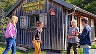 Stolz auf ihren Waldkindergarten Fliegenpilz sind Gründungsmitglied Evi Füller (von links), die neue Leiterin Annika Seubert, ihre langjährige Amtsvorgängerin Vera Wilm und Vereinsvorstand Clemens Schmitt