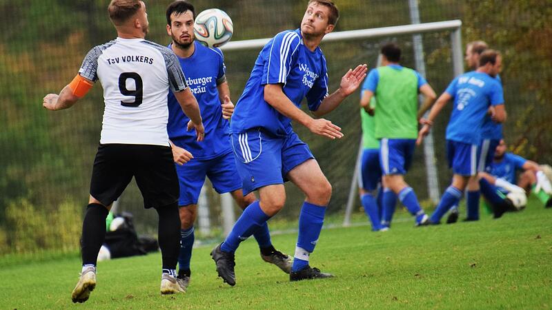 Unser Bild zeigt Daniel Kuznetzow (links) vom TSV Volkers, der zwei Tore zum Sieg beisteuerte und hier von Auras Daniel Hagemann (rechts) und Benedikt Schlereth nicht gestoppt werden kann.