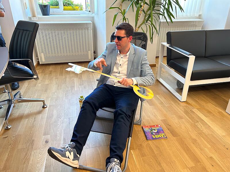 Witzige Idee beim &bdquo;Rathaus-Sturm&ldquo;: Coburgs Oberb&uuml;rgermeister Dominik Sauerteig empfing die Sambistas in seinem B&uuml;ro &ndash; in einem Liegestuhl liegend und Caipi trinkend.