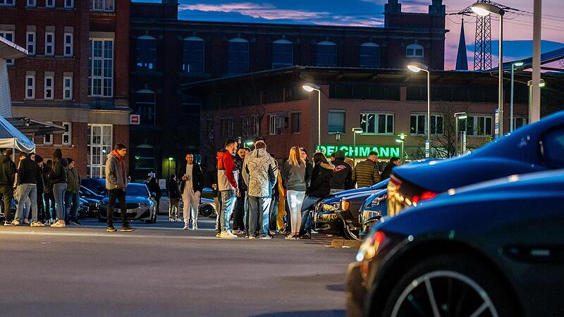Getunte Fahrzeuge soweit das Auge reicht in der Nähe des Forchheimer Klinikums.Car-Freitag Forchheim Getunte Fahrzeuge soweit das Auge reicht in der Nähe des Forchheimer Klinikums.Car-Freitag Forchheim