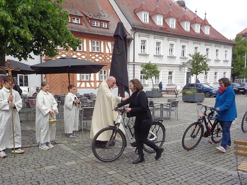 „Bicycle first“ hieß die Devise bei der diesjährigen Fahrzeugsegnung. „Bicycle first“ hieß die Devise bei der diesjährigen Fahrzeugsegnung.