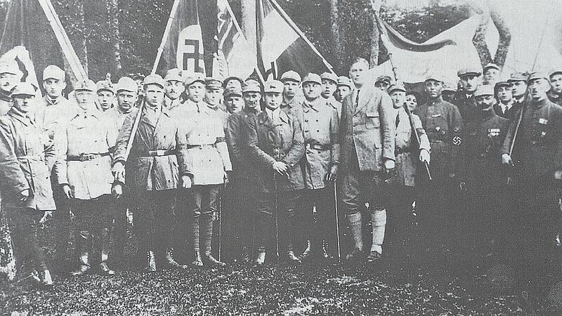 NS-Spitzen beim Deutschen Tag in Stadtsteinach: Der Hochgewachsene vorne ist Wilhelm Br&uuml;ckner, Chefadjutant Hitlers, der F&uuml;nfte links von ihm ist Hanns Beer.