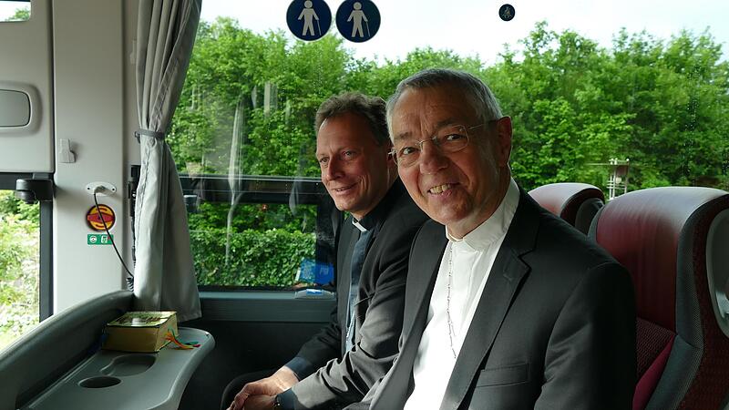 Der Bamberger Erzbischof Herwig Gössl (links) und sein Vorgänger Ludwig Schick sitzen im Pilgerbus in der ersten Reihe.