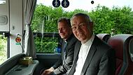 Der Bamberger Erzbischof Herwig Gössl (links) und sein Vorgänger Ludwig Schick sitzen im Pilgerbus in der ersten Reihe.