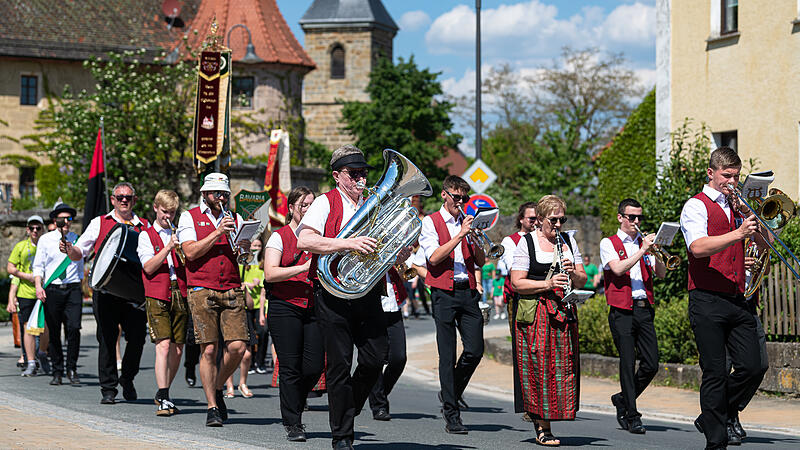 26 Schützenvereine und vier Blaskapellen sind zum Jubiläum durch die Straßen gezogen