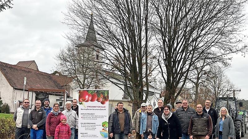 Engagierte B&uuml;rgerinnen und B&uuml;rger aus dem Markt Burkardroth bei der Ausgabe der Obstb&auml;ume im Rahmen des F&ouml;rderprojekts &bdquo;Streuobst f&uuml;r alle&ldquo; am Feuerwehrhaus in Lauter.