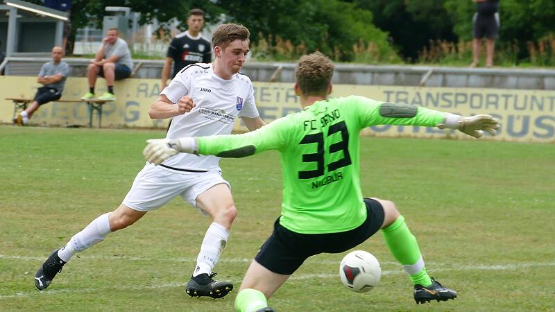 FC-Sand-Keeper Nils  Nigbur hatte keinen einfachen Stand: Elf Tore kassierten die Korbmacher beim Testspiel gegen den Bayernligisten FC Eintracht Bamberg um Philipp Hack (l.).
