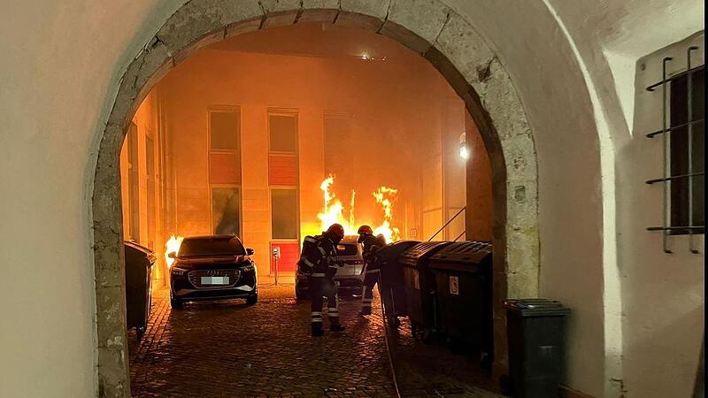 Feuer im Innenhof des Coburger Rathauses: Das Gericht geht davon aus, dass diese Brandstiftung vom 23. August 2022 gezielt gegen Oberbürgermeister Dominik Sauerteig gerichtet war. Feuer im Innenhof des Coburger Rathauses: Das Gericht geht davon aus, dass diese Brandstiftung vom 23. August 2022 gezielt gegen Oberbürgermeister Dominik Sauerteig gerichtet war.