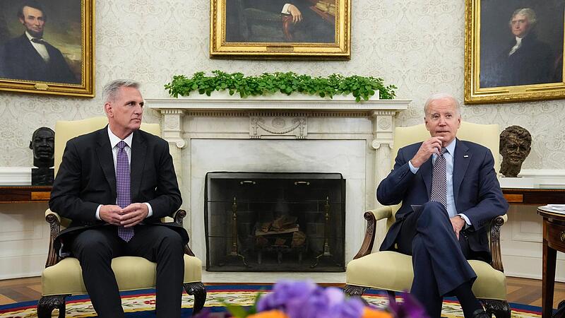 Der Sprecher des Repr&auml;sentantenhauses Kevin McCarthy (links) und der amerikanische Pr&auml;sident Joe Biden im Gespr&auml;ch &uuml;ber die Schuldenobergrenze