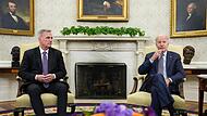 Der Sprecher des Repräsentantenhauses Kevin McCarthy (links) und der amerikanische Präsident Joe Biden im Gespräch über die Schuldenobergrenze
