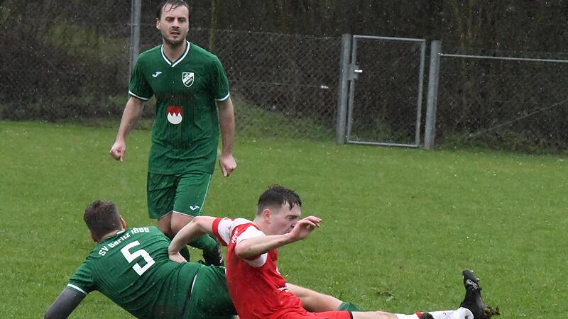 Unser Bild zeigt Simon Herold (stehend), wie er einen Zweikampf seines Teamkollegen im Stadtderby gegen die SG Reiterswiesen beobachtet.