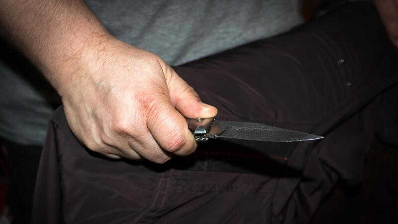 Die T&auml;ter verliehen  ihren Forderungen mit einem Messer Nachdruck (Symbolbild).