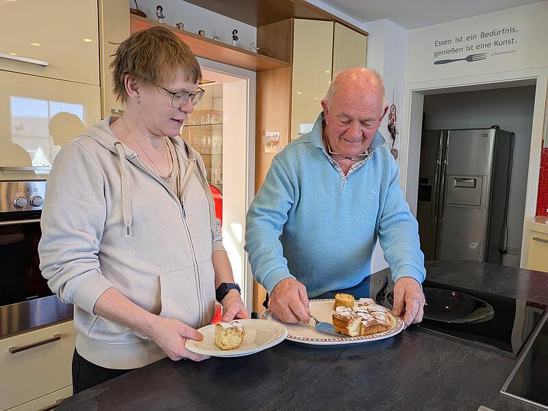 Tamara H. und Alfons Hrubesch bereiten  alles f&uuml;r Kaffee und Kuchen in der Villa Zuflucht vor.