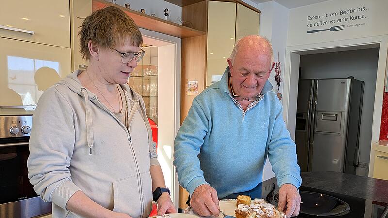 Tamara H. und Alfons Hrubesch bereiten  alles f&uuml;r Kaffee und Kuchen in der Villa Zuflucht vor.