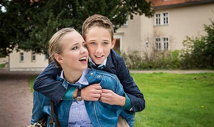 Zu seiner Serienschwester Constanze hatte Domik, gespielt von Yannick Rau, ein kompliziertes Verh&auml;ltnis.