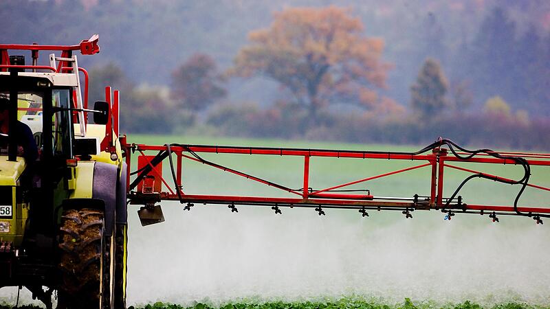Glyphosat ist der weltweit am meisten eingesetzte Wirkstoff in Pflanzenschutzmitteln. In der EU darf er nun weitere zehn Jahre genutzt werden.