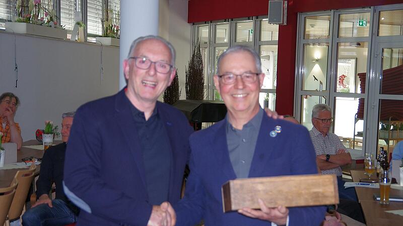 Unser Foto zeigt Jürgen Tenschert (links), der ein Geschenk für sein jahrelanges Engagement im Namen der Mitglieder erhielt und Steffen Siegel, der für seine 60-jährige Mitgliedschaft geehrt wurde.