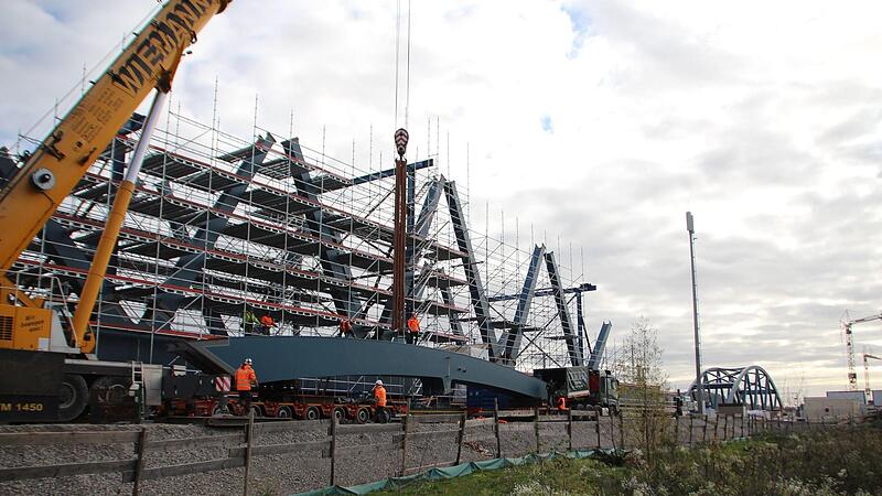 Rund 40 Tonnen wiegt allein eines der Stahlbogenteile, die am Mittwoch und Donnerstag  mit Hilfe eines Lastenkrans auf die St&uuml;tzen gehoben wurden.  Hinten rechts die schon bestehende Br&uuml;cke &uuml;ber die Autobahn.Forchheim & Fr&auml;nkische Schweiz
