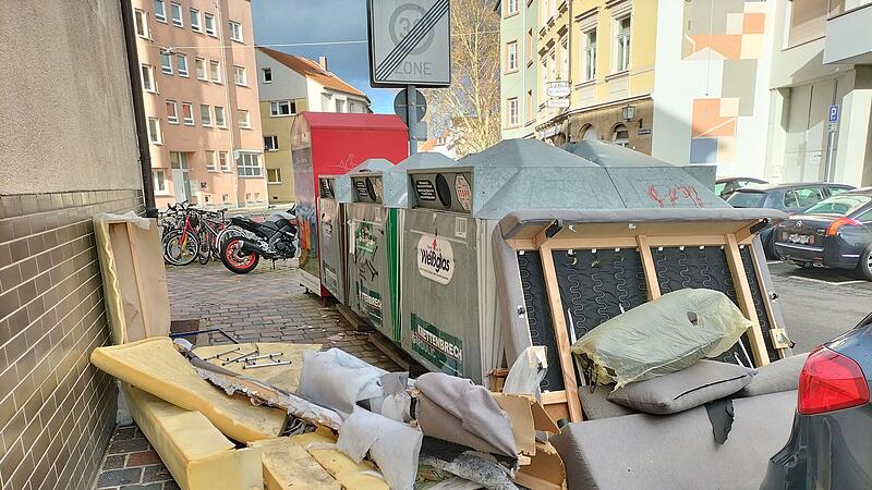 Wie hier in der Egelseestra&szlig;e wird auch anderswo in Bamberg immer wieder M&uuml;ll an Glas- und Kleidercontainern illegal abgelagert.