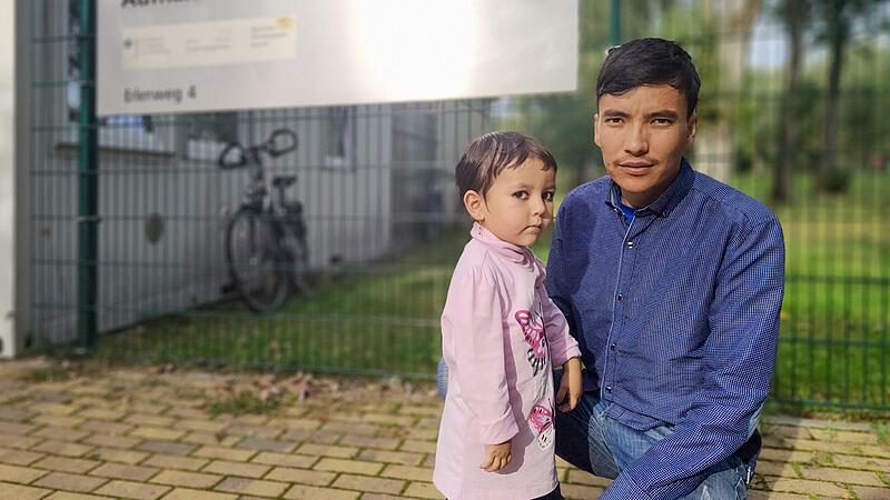 Sayed Hussaini und seine dreijährige Tochter Tamana vor dem Ankerzentrum in Bamberg
