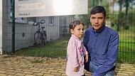 Sayed Hussaini und seine dreijährige Tochter Tamana vor dem Ankerzentrum in Bamberg