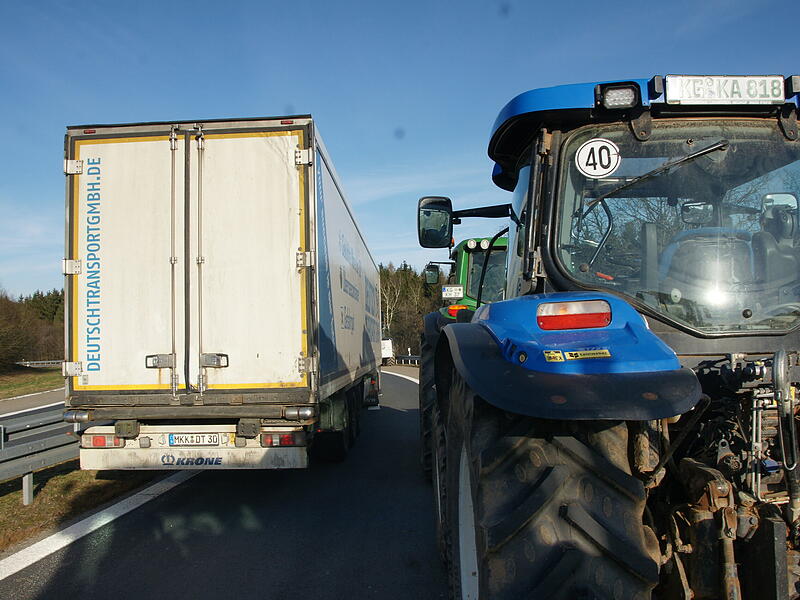 Verkehrsteilnehmer, die auf die A7 wollten, wurden auch an der Anschlussstelle Bad Br&uuml;ckenau/Wildflecken nicht daran gehindert. Allerdings mussten daf&uuml;r erst die in der Zufahrt abgestellten Schlepper umgeparkt werden.