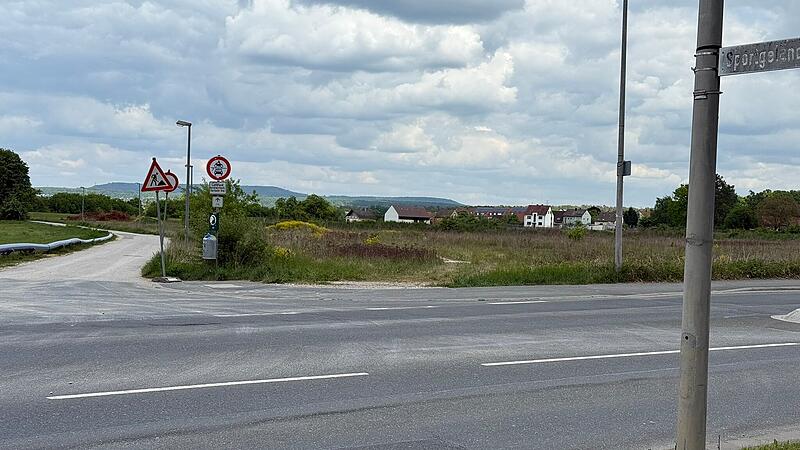 Hier an der Baiersdorfer Stra&szlig;e in Kersbach soll das Wohngebiet Point&auml;cker-S&uuml;d einmal entstehen. In den letzten Jahren hat sich hier allerdings kaum etwas getan.