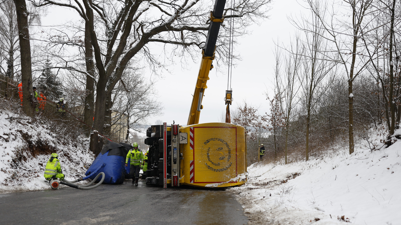 Ein M&uuml;llwagen ist am Donnerstagvormittag, 8. Januar, auf der Ortsverbindungsstra&szlig;e zwischen Obermichelbach und Niederndorf (Landkreis Erlangen-H&ouml;chstadt) von der Stra&szlig;e abgekommen und umgekippt.