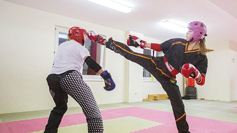 Jule Greul (rechts) im Sparring mit Johanna Zeitler. Beim Pointfighting sind Schl&auml;ge und Tritte zum gesamten Oberk&ouml;rper erlaubt. Im Unterschied zum Leicht- und Vollkontaktkickboxen  geht es  nach einem  Treffer wieder in die Ausgangsposition.