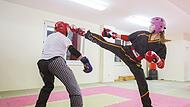 Jule Greul (rechts) im Sparring mit Johanna Zeitler. Beim Pointfighting sind Schläge und Tritte zum gesamten Oberkörper erlaubt. Im Unterschied zum Leicht- und Vollkontaktkickboxen  geht es  nach einem  Treffer wieder in die Ausgangsposition.