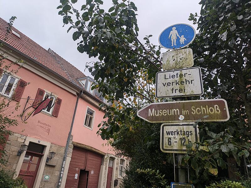 Das Schild zeigt: Die Finstere Gasse ist nur ein Weg für Fußgänger, nicht für Fahrräder, Das Schild zeigt: Die Finstere Gasse ist nur ein Weg für Fußgänger, nicht für Fahrräder,