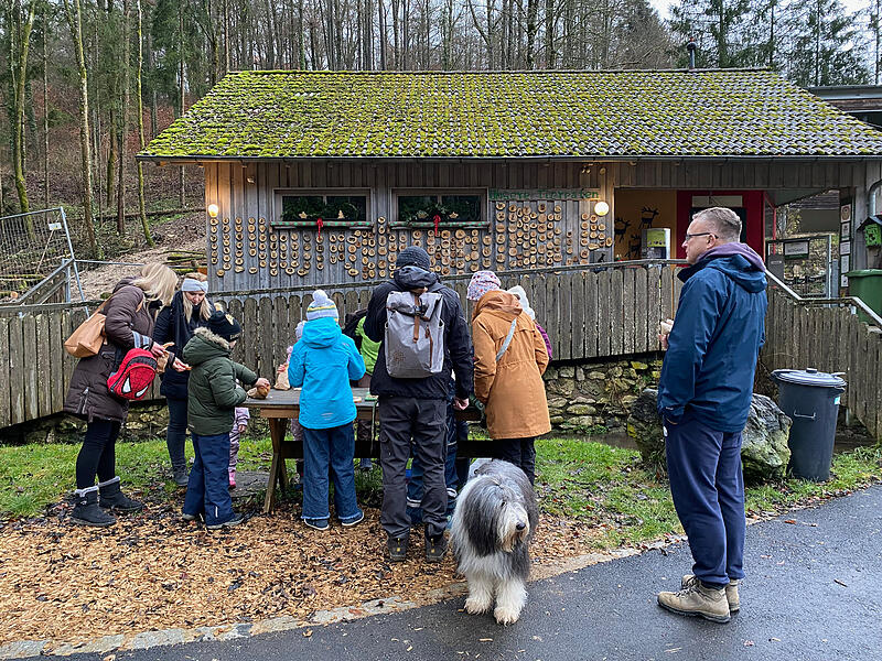 Bei der Bescherung im Wildpark Hundshaupten bekamen die Tiere von Kindern gebastelte Futtergeschenke.