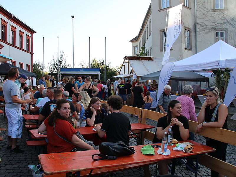 Der Schlossberg ist eine der zentralen Locations des Festes, wo Pfadfinder und Skiclub ihre Lager aufgeschlagen haben. Der Schlossberg ist eine der zentralen Locations des Festes, wo Pfadfinder und Skiclub ihre Lager aufgeschlagen haben.
