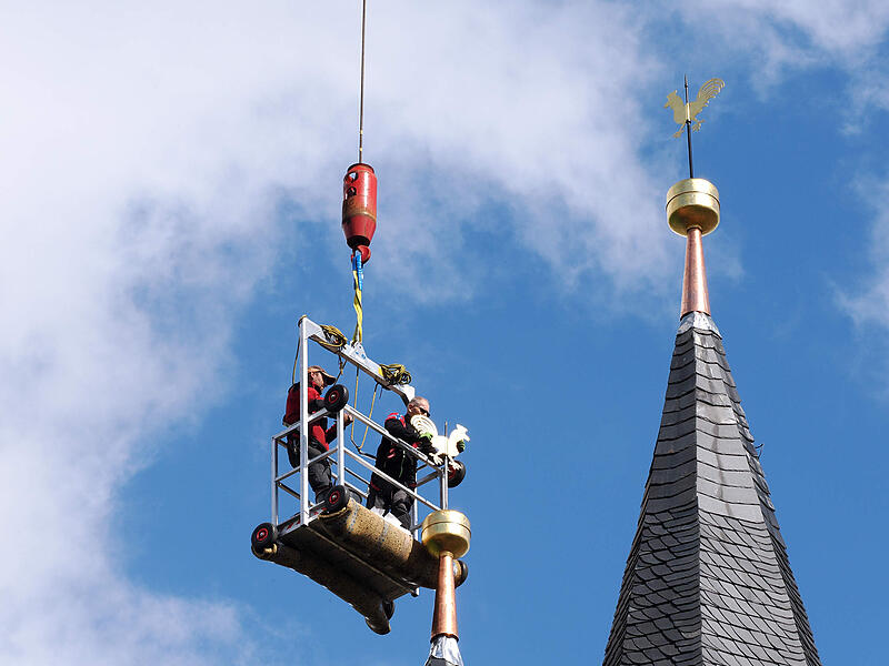 Meeder: Wetterhähne der Laurentius-Kirche wieder auf Türmen